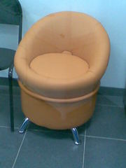 Продам кресло-пуфик из оранжевого кожзаменителя в офис или прихожую